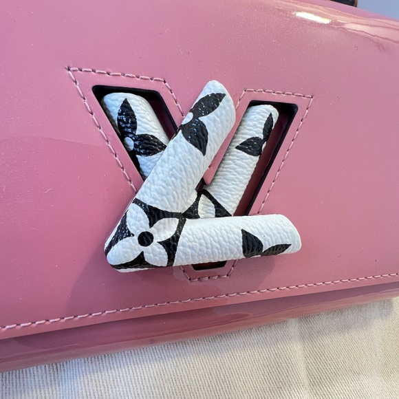 LV Portefeuille Twist Clutch in Pink Patent Leather Authentic Louis Vuitton - Picture 9 of 13